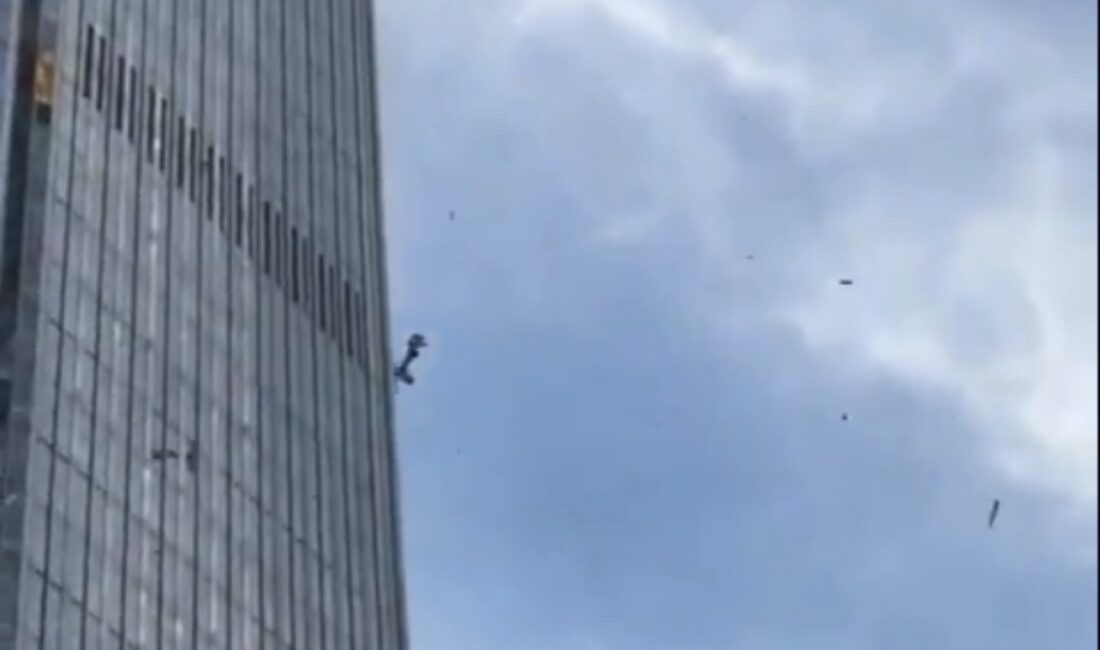 Çin’de Uçak 528 Metrelik Gökdelene Çarptı Çin’in başkenti Pekin’de Sunward SA 60L Aurora tipi küçük uçak,