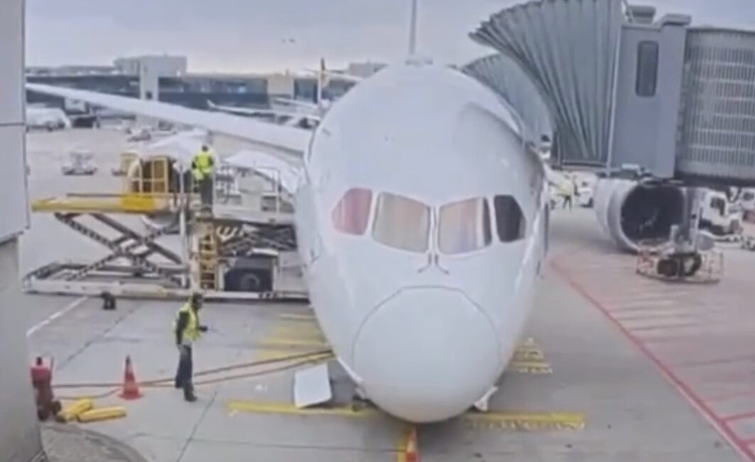 Alman Lufthansa’ya ait Boeing 787-9 Dreamliner tipi uçağın ön iniş