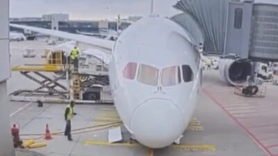 Alman Lufthansa’ya ait Boeing 787-9 Dreamliner tipi uçağın ön iniş