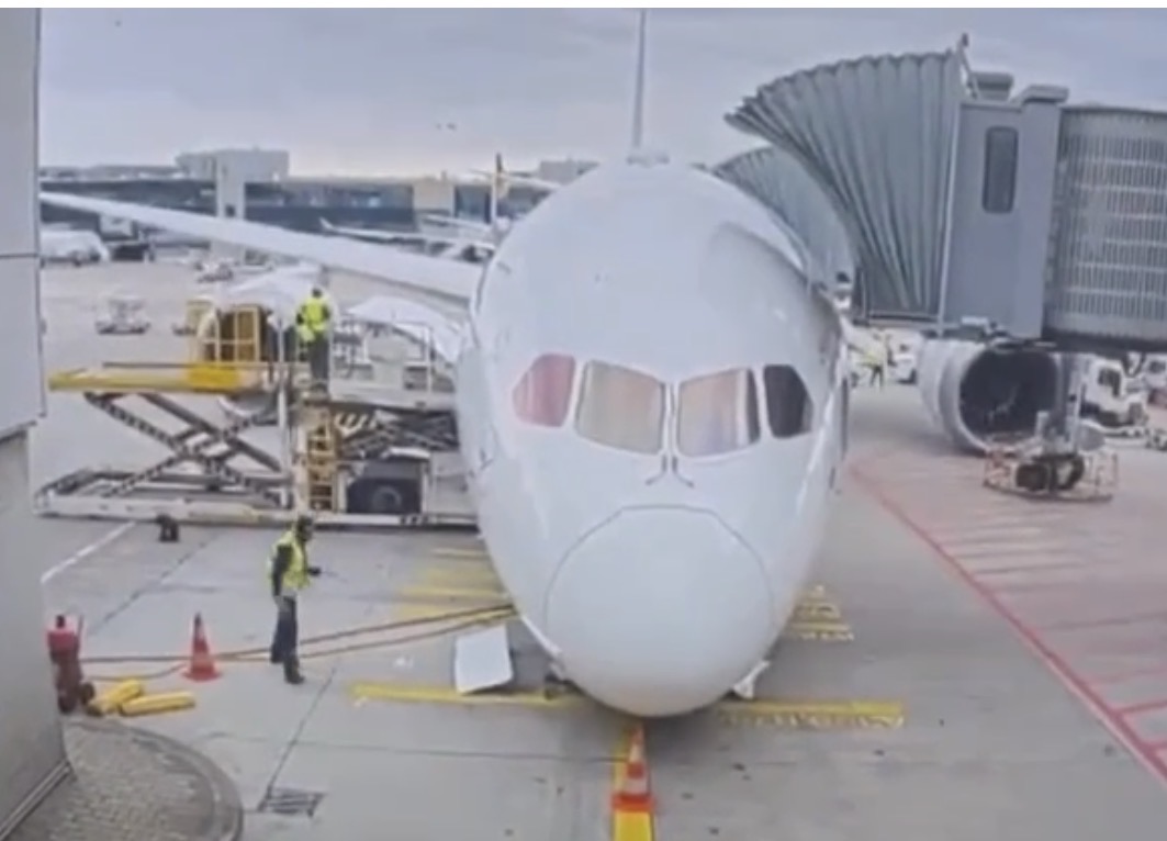 Alman Lufthansa’ya ait Boeing 787-9 Dreamliner tipi uçağın ön iniş