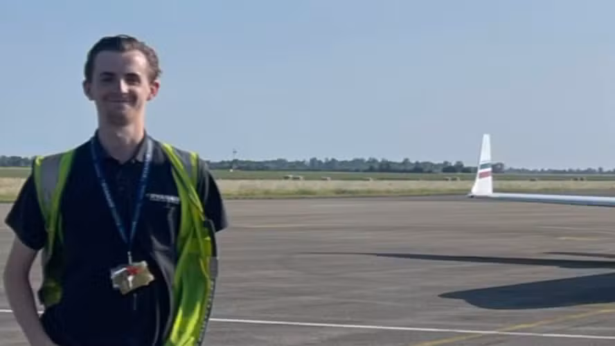 Londra Heathrow’da uçak bakımı sırasında üzerine makine parçaları düşen genç