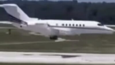 Ön iniş takımı açılmayan uçak acil indi Ön iniş takımı açılmadığı için acil inen pilotun soğukkanlılığı telsizde