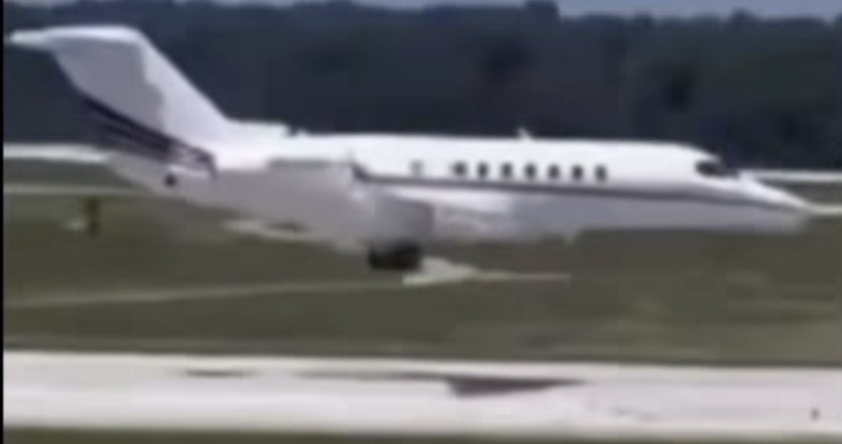 Ön iniş takımı açılmadığı için acil inen pilotun soğukkanlılığı telsizde