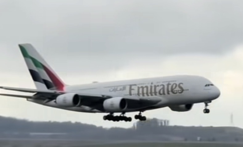 Emirates’in A380’i hasta yolcu nedeniyle İstanbul’a indi Dünyanın en büyük yolcu uçağı A380, Dubai-New York seferinde yolcu