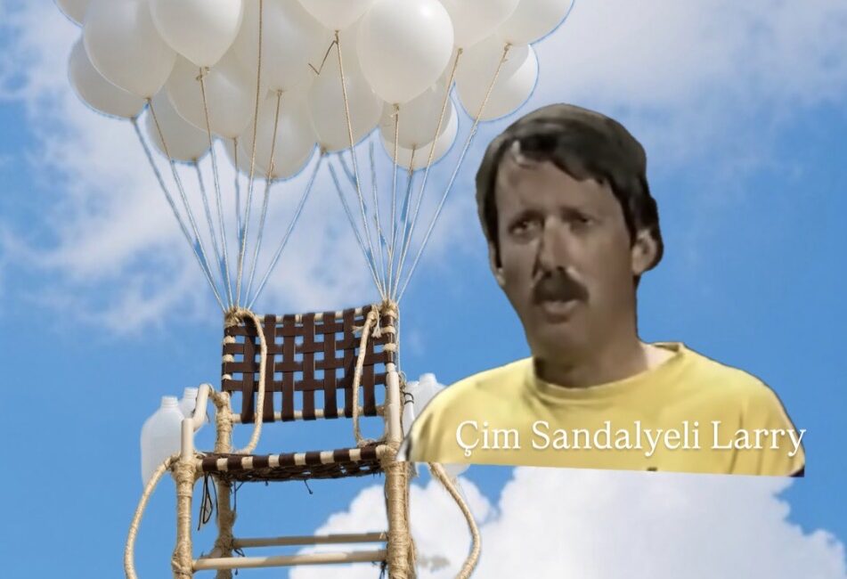 Çim sandalyesine balon bağlayarak uçan adam Çim sandalyesine balon bağlayarak uçan adam: Larry Walters…Pilotlar onu görünce