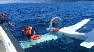 Rize açıklarında denize acil inen uçaktaki iki Belçikalı kurtarıldı Rize’nin Çayeli ilçesi açıklarında denize acil inen uçaktaki iki Belçikalı