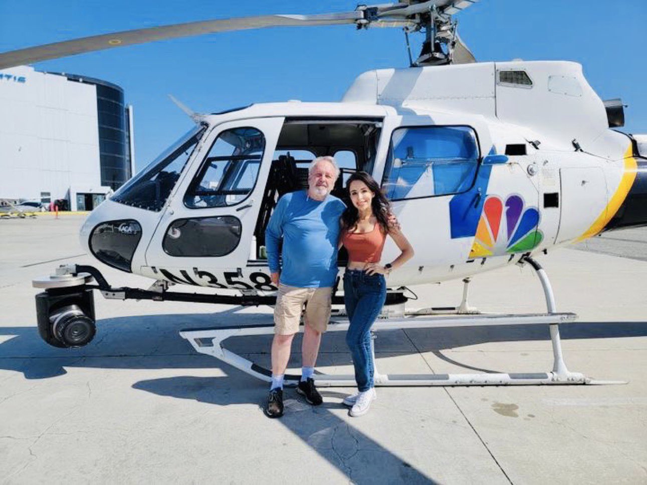 Los Angeles’ta haber için havalanan helikopter düştü Los Angeles’ta haber için havalanan helikopter düştü. Kazada pilot, gazeteci
