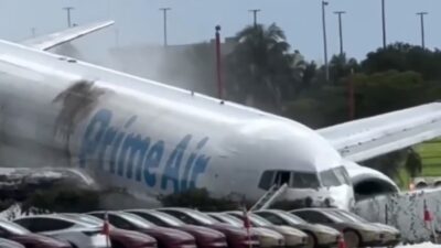 Miami’de kargo uçağı pistten çıktı, araçlara çarptı: Mürettebat yaralı kurtuldu,