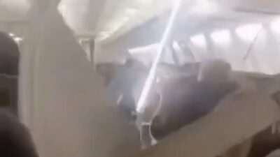 İran yolcu uçağında korku dolu anlar İran yolcu uçağında korku dolu anlar: Tavan parçaları düştü; kabinde