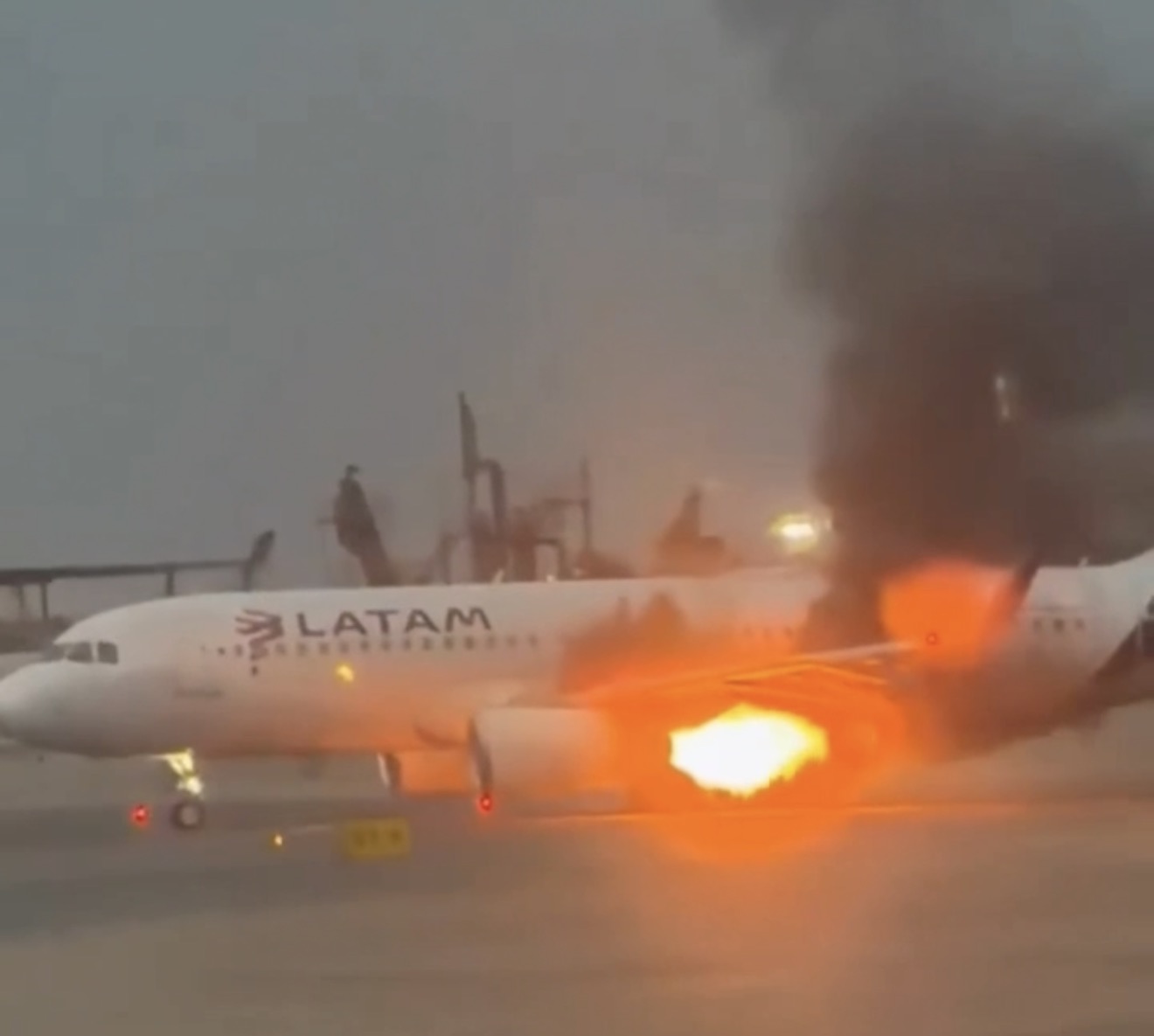 Yolcu uçağının motoru alev aldı LATAM Airlines Peru’ya ait Airbus A320 tipi bir yolcu uçağı,