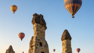 Nevşehir’in Göreme beldesinde, Göreme Açık Hava Müzesi girişinde peribacası çöktü.